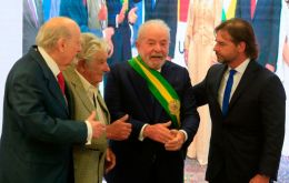 Lula in a “family picture” next to Uruguayan former and current presidents, Julio Maria Sanguinetti, Jose Mujica, Lula and Lacalle Pou  
