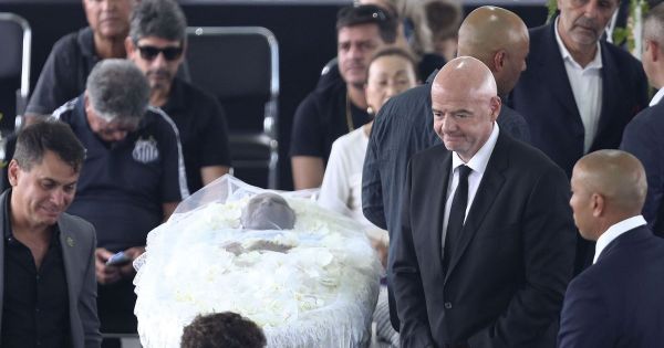 Long lines of Brazilians parade by Pele's coffin in Santos - Vimarsana News