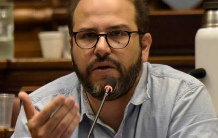 Lawmaker Sebasitán Valdomir argued the Broad Front can't accept the invitation since “it's a bad signal, because  the sovereignty of that territory corresponds to Argentina”