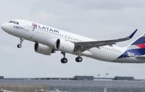 The Latam Wednesdays air link Sao Paulo/Falklands included a once a month stopover in Cordoba, now refused by Argentina