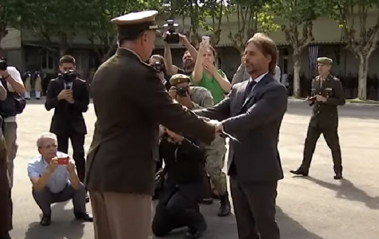 President Lacalle Pou gave Stevenazzi a replica of José Artigas' saber 