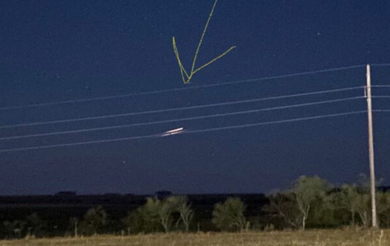 Witnesses in the department (province) of Paysandú and in the neighboring Argentine province of Entre Ríos saw the strange lights and uploaded pics on social media