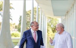 Lula (right) and Vice President Alckmin worked Friday at the presidential residence