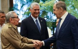 Raúl Castro (left) also met with Díaz-Canel (center) and the Russian dignitary (right)