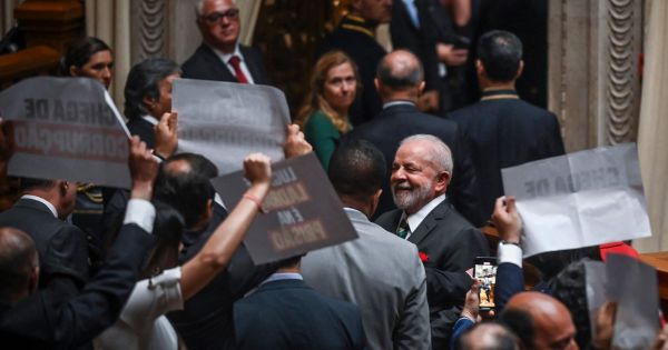 Lula é insultado por grupos de extrema direita durante discurso da Revolução dos Cravos — MercoPress