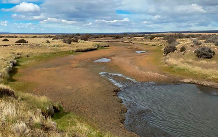 Judging by the current water levels, Chilean authorities suspect works continue on the Argentine side of the Vizcachas river