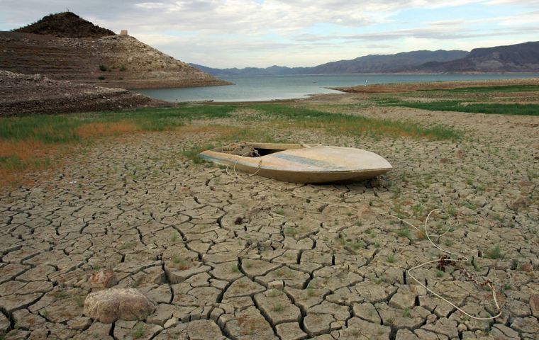 Some of the more blatant cases, in US, Lake Mead lost two-thirds of its water during the 28-year period. 