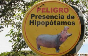 Se convirtieron en parte de su rancho Hacienda Nápoles de 2000 hectáreas en Puerto Triunfo, que comprendía una casa colonial española, una pista de aterrizaje, muchos lagos artificiales