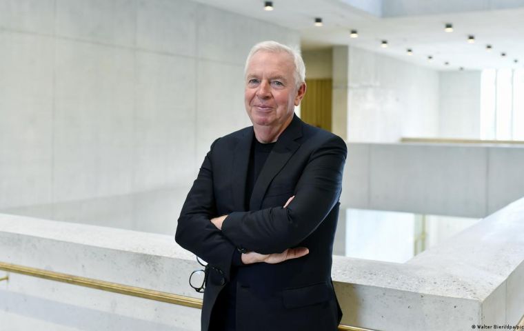 Chipperfield made a name internationally, with the renovation and reconstruction of old buildings while taking into account their history and environment.