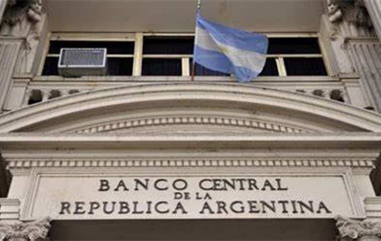 The Argentine Central Bank established a decree encouraging the non-collection of freight rates for imports to avoid delivering US dollars.