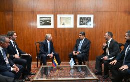 Nevertheless, other leaders at the Presidents’ meeting were critical with the presence of Maduro and the gesture Lula da Silva made on Monday 
