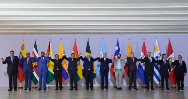 Presidentes sudamericanos firman Consenso de Brasilia — MercoPress