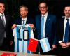 During the meeting, the Argentine delegation gave their Chinese interlocutors official jerseys of the Argentine national football team