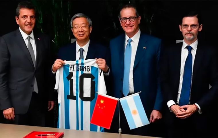 Durante el encuentro, la delegación argentina entregó a sus interlocutores chinos las camisetas oficiales de la selección argentina de fútbol