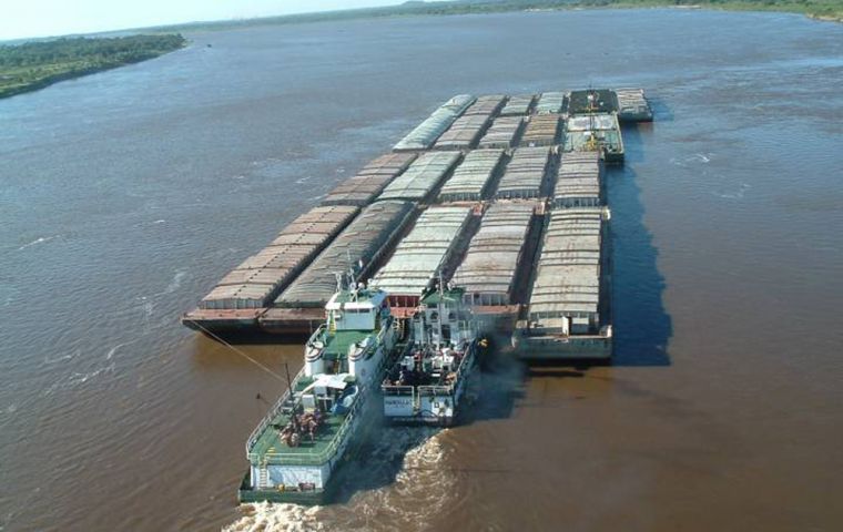 El Paraná/Paraguay con sus barcazas es crucial para el comercio exterior de países mediterráneos como Paraguay y Bolivia