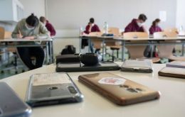 Dutch Education Minister Robbert Dijkgraaf said mobile phones, tablets and smart watches don't belong in the classroom