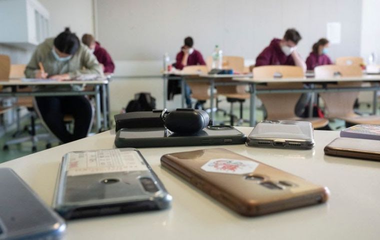 Dutch Education Minister Robbert Dijkgraaf said mobile phones, tablets and smart watches don't belong in the classroom