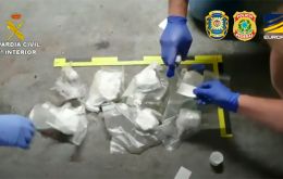 This series of arrests follows the June 2022 seizure of 800 kilos of cocaine hidden in a container of frozen acai berries originating from Brazil, in Sines, Portugal. 