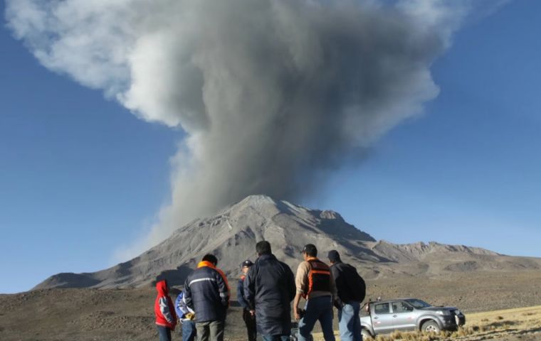 The volcano has been spewing ash and gas since earlier this week, which has traveled up to some 5,500 meters into the atmosphere