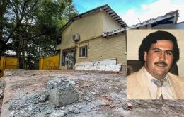 The demolition was carried out to avoid the so-called “narcotours” praising the notorious criminal