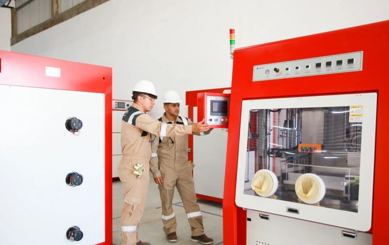 The Y-TEC plant at the University of La Plata will generate cells for batteries for 2,000 homes to supply wind and solar energy to populations isolated from the grid, Salvarezza explained