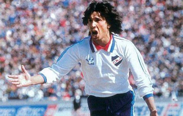 With the Uruguayan national team, Victorino played 33 matches, scoring 15 goals