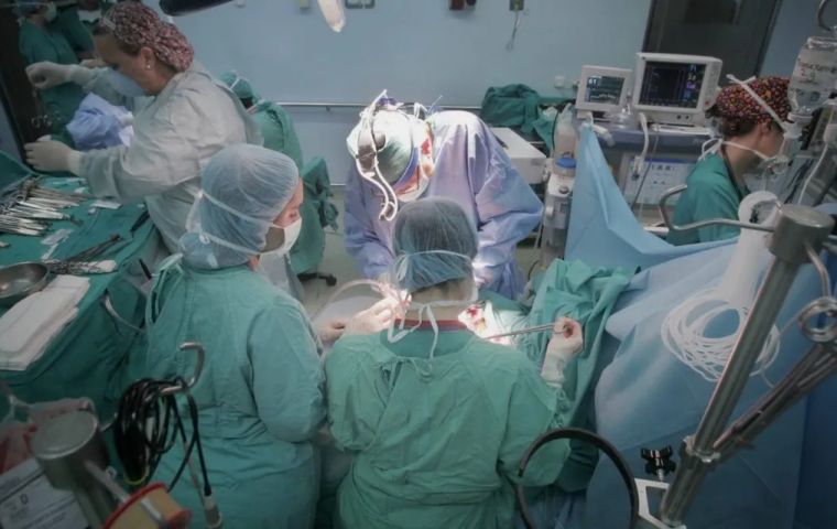 Argentina: Se retira a un extranjero de la lista de receptores urgentes de trasplantes de corazón