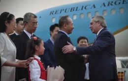 President Fernández (R) was greeted by Chinese officials upon arriving in Shanghai