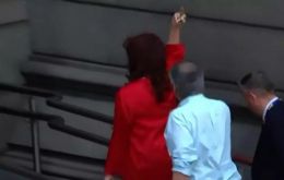 Just before entering, she raised her hand and made a “fuck you” gesture, presumably in response to someone who had reportedly shouted “chorra” (thief) at her