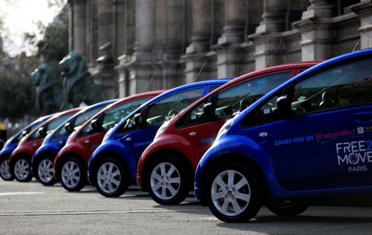 «Правительство Великобритании предлагает прагматичное решение, позволяющее снизить затраты для бизнеса и для людей дома, которые хотят перейти на электромобили»