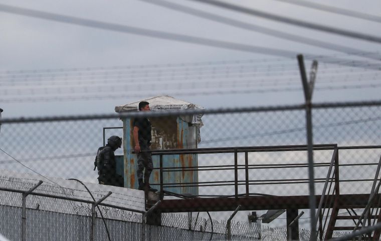 One casualty was recorded in the Machala prison, where on Friday night there was a shootout. Photo: José Jácome / EFE