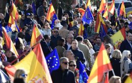 Demonstrators held numerous Spanish and EU flags, but also as placards reading “No to amnesty” and “Sanchez traitor,” in reference to president Pedro Sánchez of the center-left PSOE party