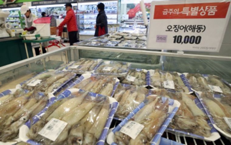 Korea Agro-Fisheries & Food Trade Corporation and the Korea Agricultural Market Information System claim the price of a medium-sized frozen squid has increased 20.8% in twelve months