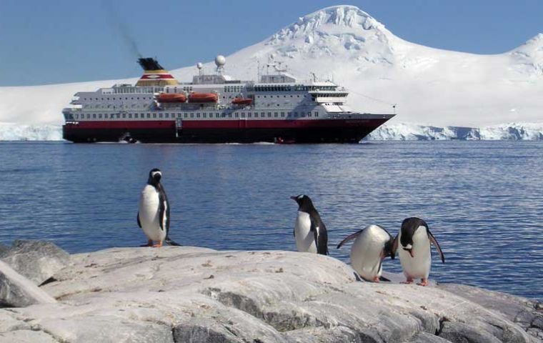 Cruise Nordkapp at Deception Island