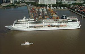 Sinfonia cruise vessel at Bs. Aires Port