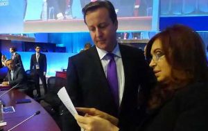 President Cristina Kirchner in 2012, during the G20 meeting in Mexico tried to hand then PM Cameron a package branded ÚN Malvinas”