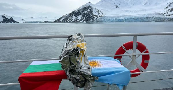 Bulgarian Navy hands over parts of 1976 Argentine plane crash found in Antarctica - Vimarsana News