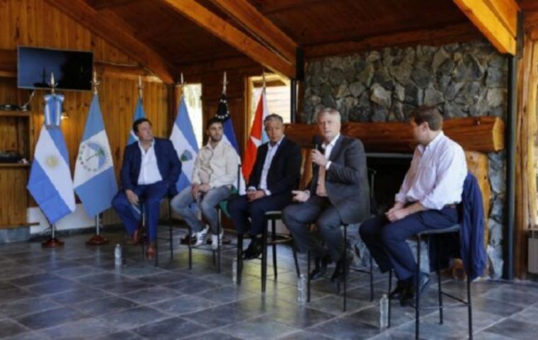 Governors Torres (Chubut), Melella (Tierra del Fuego), Ziliotto (La Pampa), Vidal (Santa Cruz), Figueroa (Neuquén), and Weretilneck (Río Negro) convened to join forces against Buenos Aires