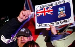 Britons’ opinions on the Falklands largely mirror those towards Gibraltar: 47% put the decision to the Islanders on the three-way question. 