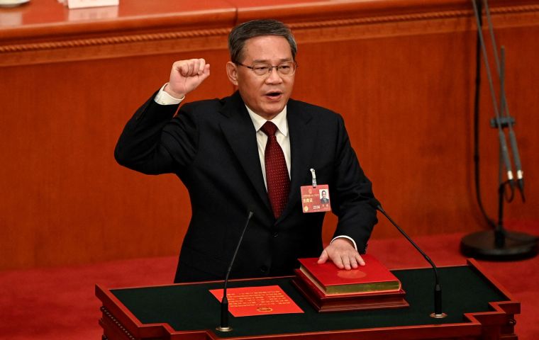 Премьер Ли Цян заявил, что Китай планирует выпустить казначейские облигации на сумму 139 миллиардов долларов США в течение следующих нескольких лет, одновременно предлагая поддержку обремененным долгами местным органам власти. 