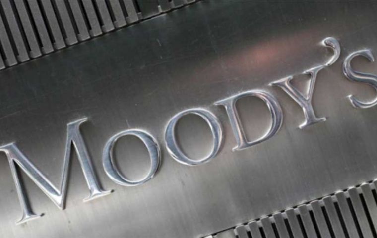 Прочные институты «укрепляют политическую и социальную стабильность, привлекая иностранные инвестиции», утверждает Moody's.