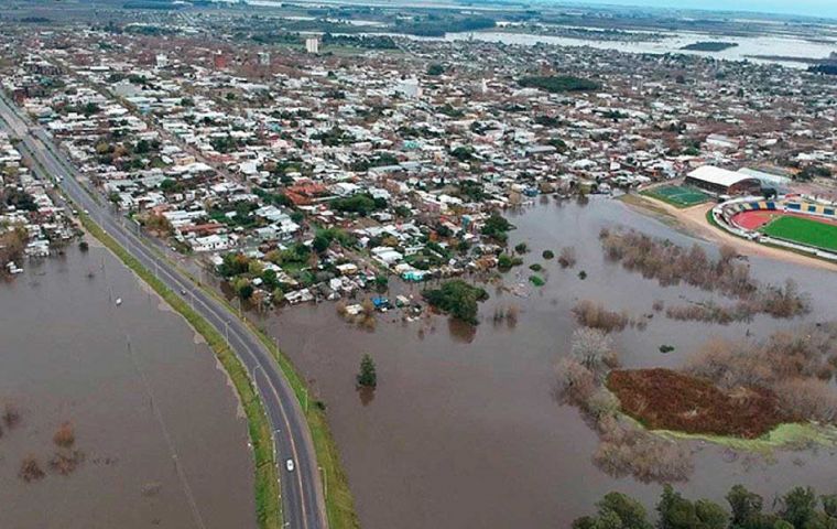 A return to normalcy will depend on each department, President Lacalle explained while touring parts of the country affected by the floods (Pic L. Maine)