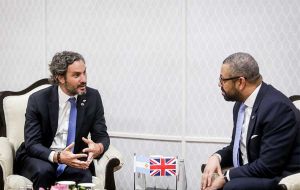 Ex Foreign minister Santiago Cafiero and Foreign Secretary James Cleverly 