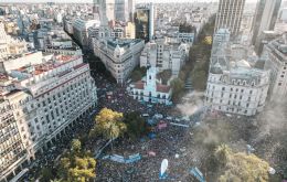 In Buenos Aires, the epicenter of the mobilization, demonstrators congregated in front of the Argentine Congress before marching towards Casa Rosada. Photo: EFE