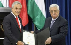En 1947, Chile se abstuvo del referéndum de la ONU sobre la partición de Palestina.  Bajo el presidente conservador Sebastián Piñera, Chile reconoció a la Autoridad Palestina en 2011. 