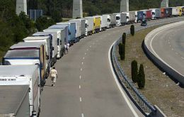 British lorries stuck near Ashford as a consequence to the French blockade